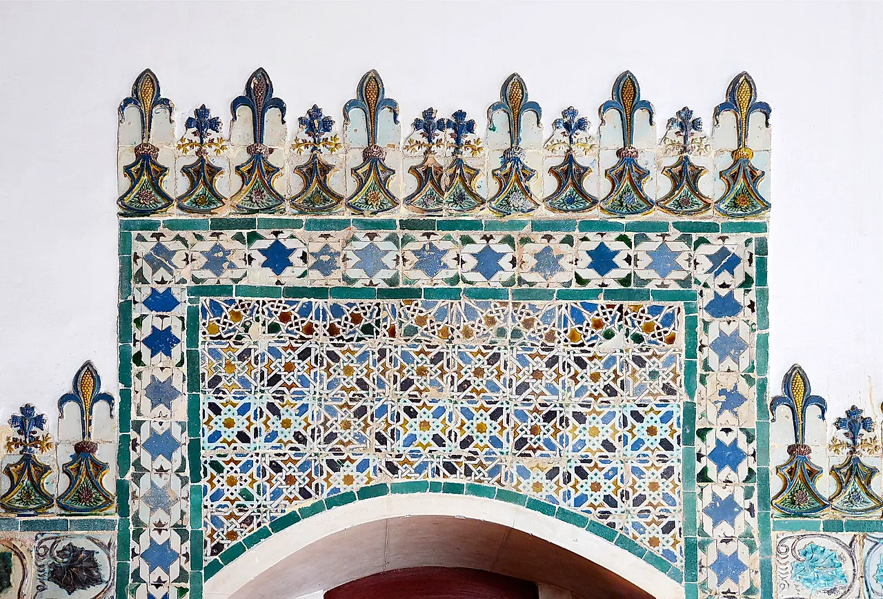 Un panel de azulejos hispano-moriscos con motivos geométricos en el Palacio Nacional de Sintra