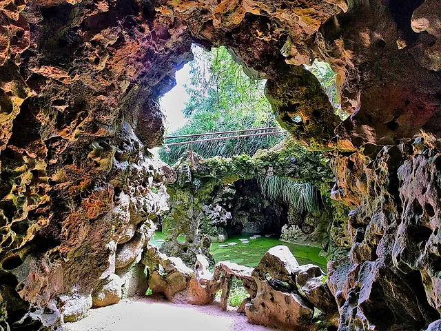 Uitzicht vanuit een rotsgrot op het watervalmeer van Quinta da Regaleira
