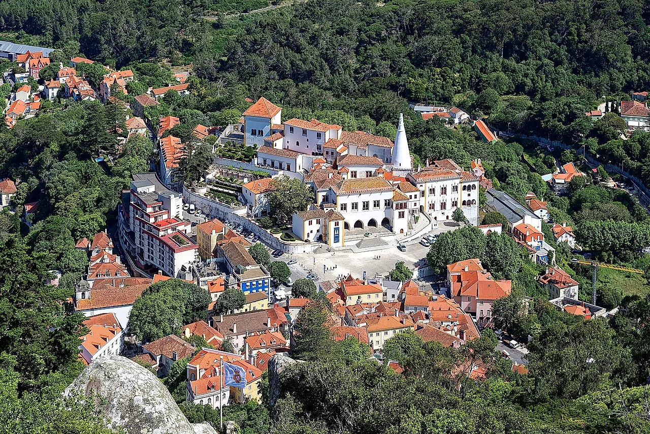 Die Altstadt von Sintra und der weiße Nationalpalast mit seinen zwei Schornsteinen, gesehen von der Maurenburg