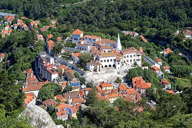 De oude stad van Sintra en het witte Nationaal Paleis met zijn twee schoorstenen, gezien vanaf het Moorse Kasteel